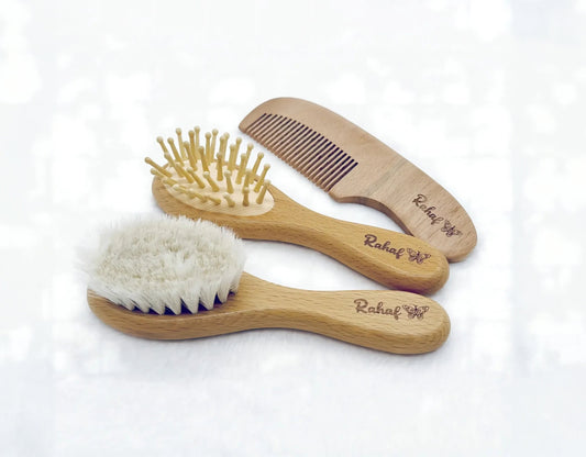 <img src="path_to_image" alt="Set de brosse à cheveux pour bébé personnalisable en bois naturel">