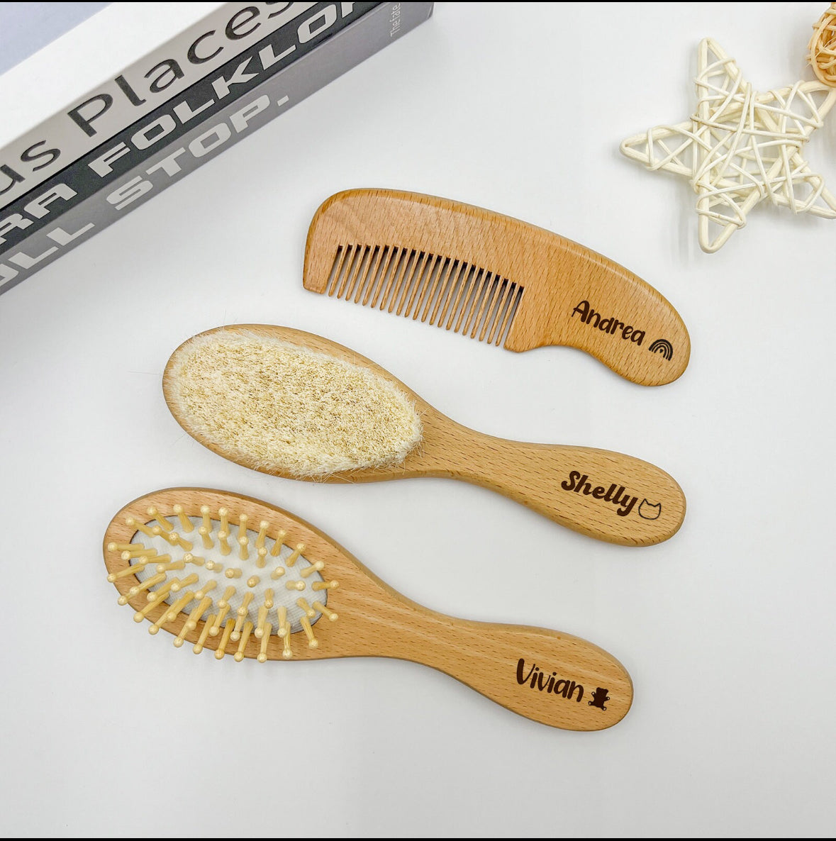 <img src="path_to_image" alt="Set de brosse à cheveux pour bébé personnalisable en bois naturel">